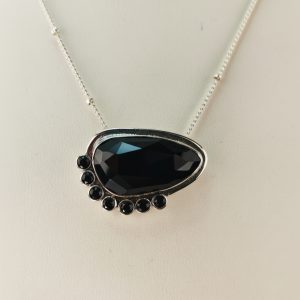 Srebrna ogrlica crni oniks